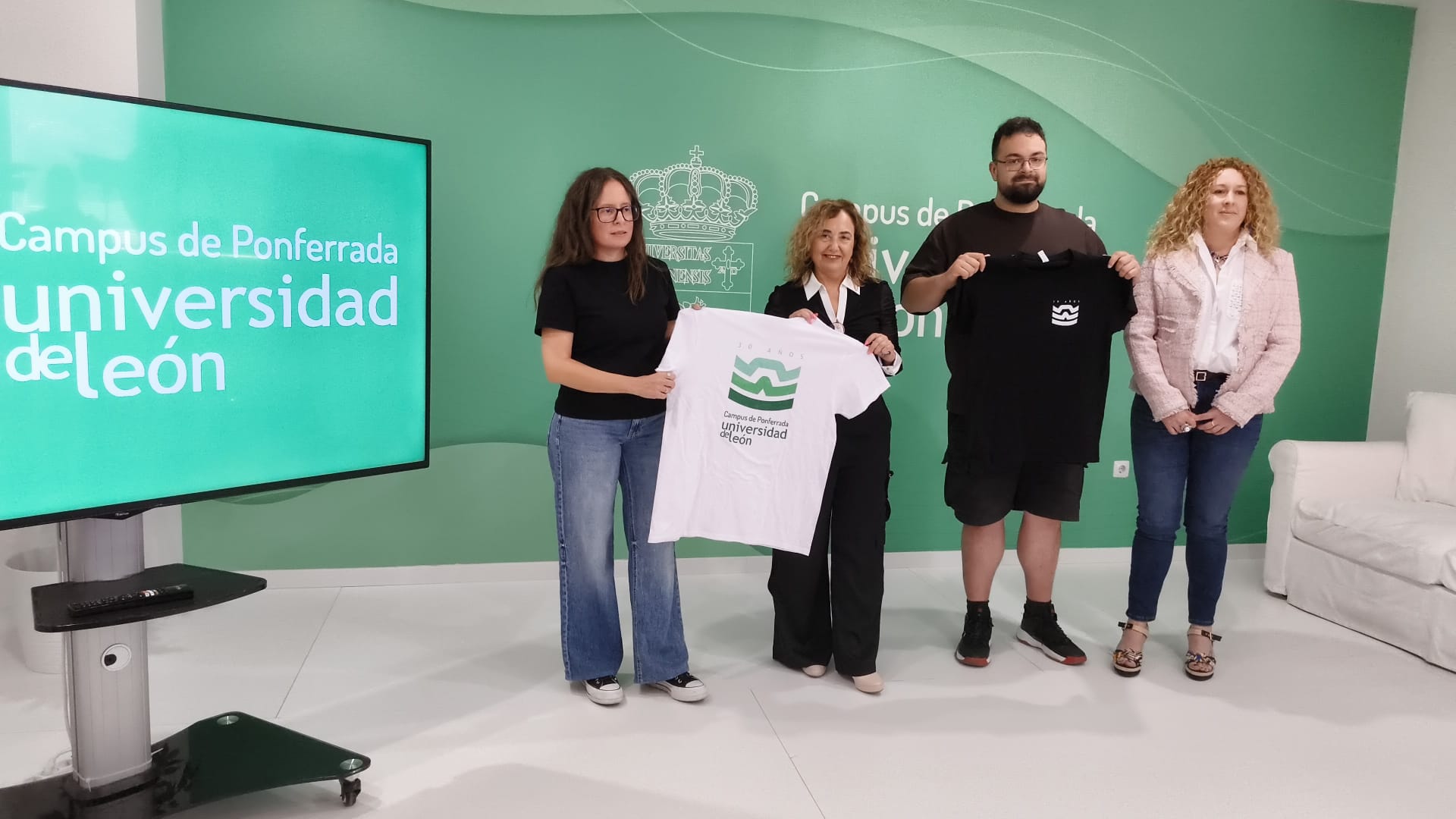 Presentación del nuevo logotipo para celebrar los 30 años de campus. | MAR IGLESIAS