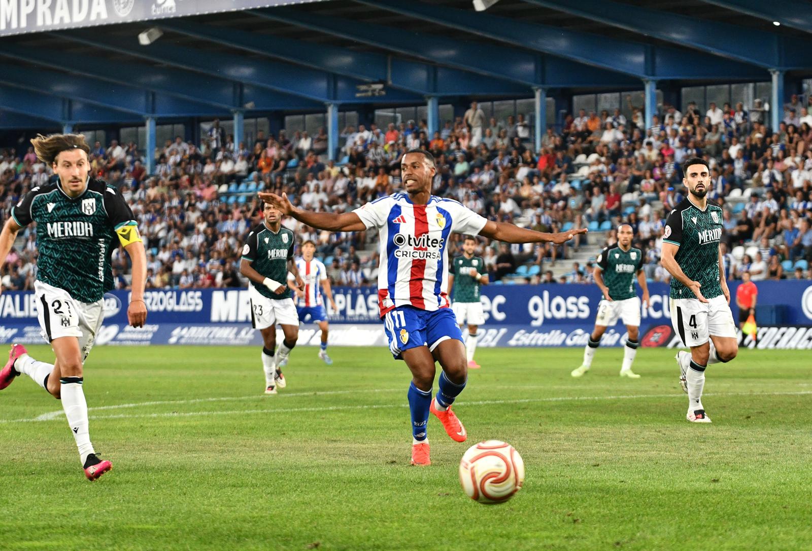 La Deportiva se llevó la victoria ante el Mérida tras jugar con uno menos toda la segunda parte. QUINITO (36) La Deportiva se llevó la victoria ante el Mérida tras jugar con uno menos toda la segunda parte. QUINITO (36)