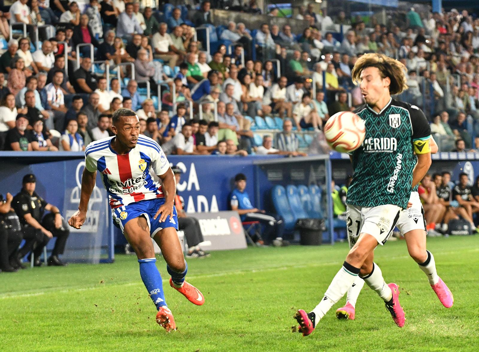 La Deportiva se llevó la victoria ante el Mérida tras jugar con uno menos toda la segunda parte. QUINITO (39)