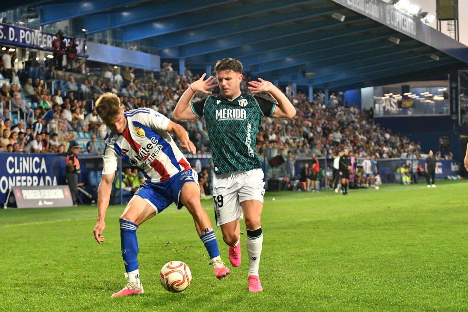 La Deportiva se llevó la victoria ante el Mérida tras jugar con uno menos toda la segunda parte. QUINITO (2)