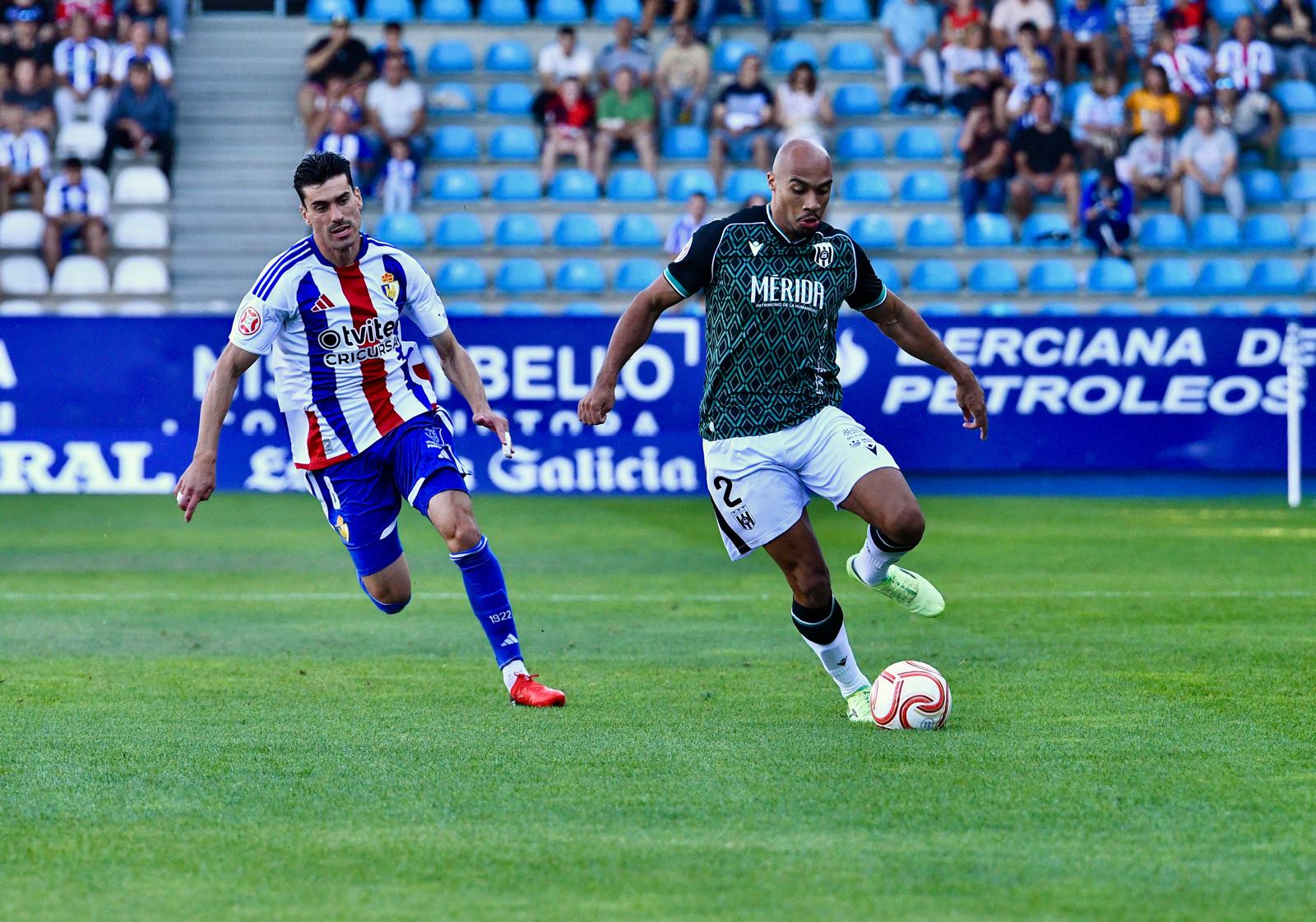 La Deportiva se llevó la victoria ante el Mérida tras jugar con uno menos toda la segunda parte. QUINITO (6)
