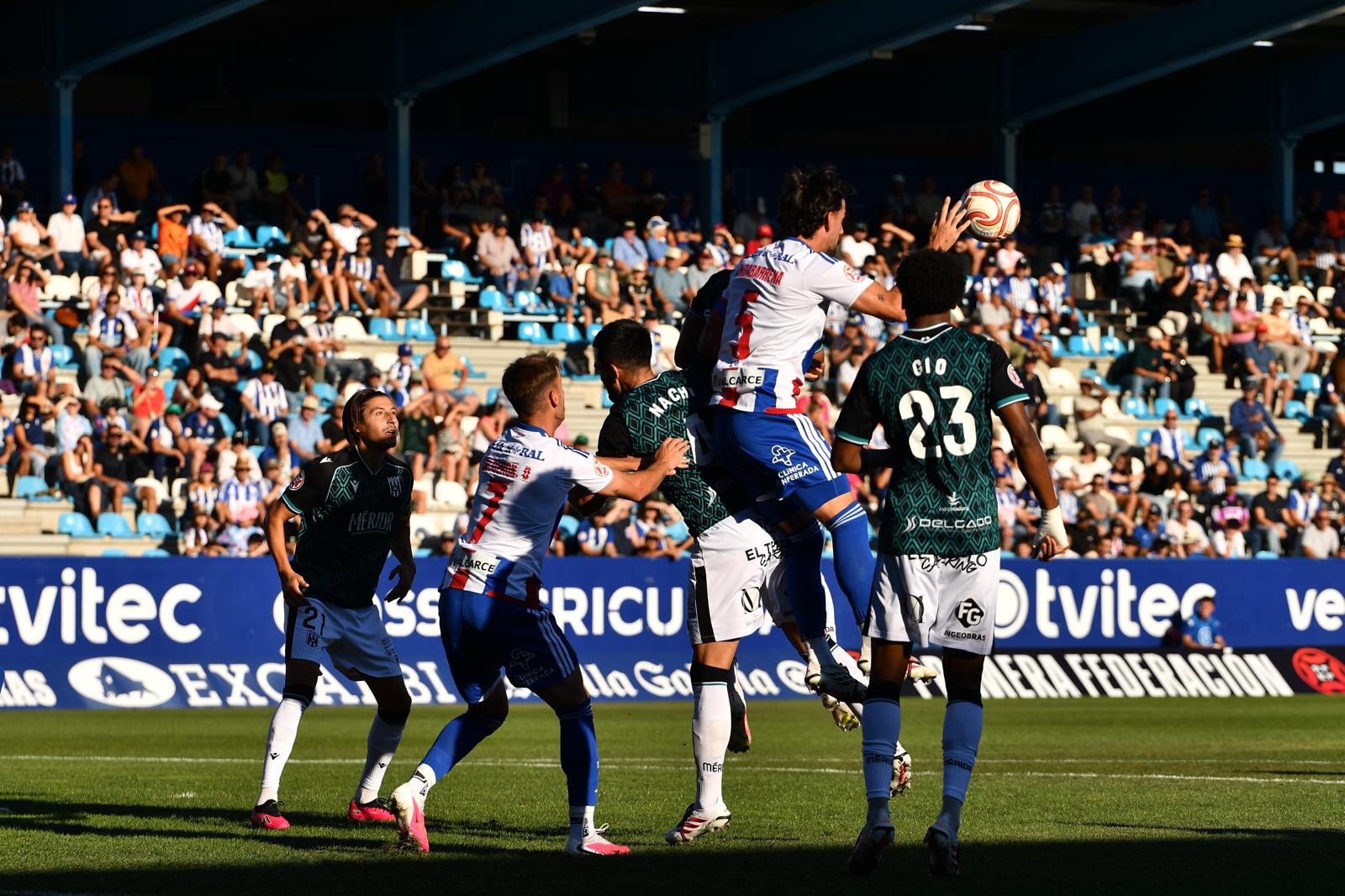 La Deportiva se llevó la victoria ante el Mérida tras jugar con uno menos toda la segunda parte. QUINITO (8)