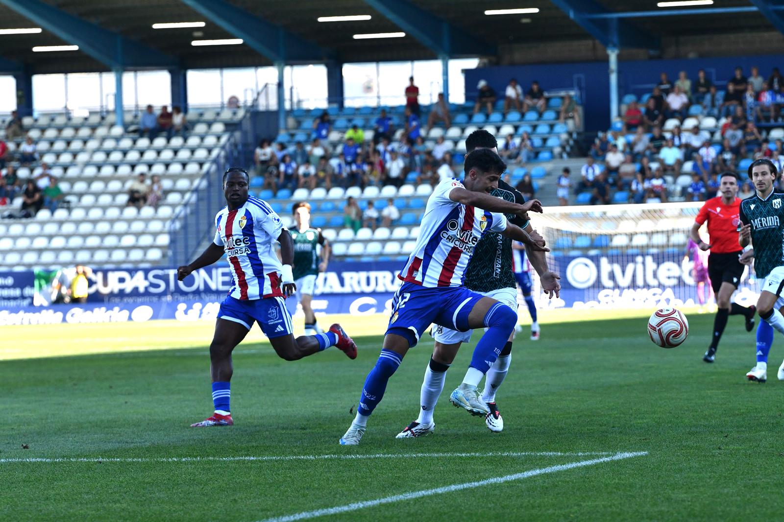 La Deportiva se llevó la victoria ante el Mérida tras jugar con uno menos toda la segunda parte. QUINITO (9)