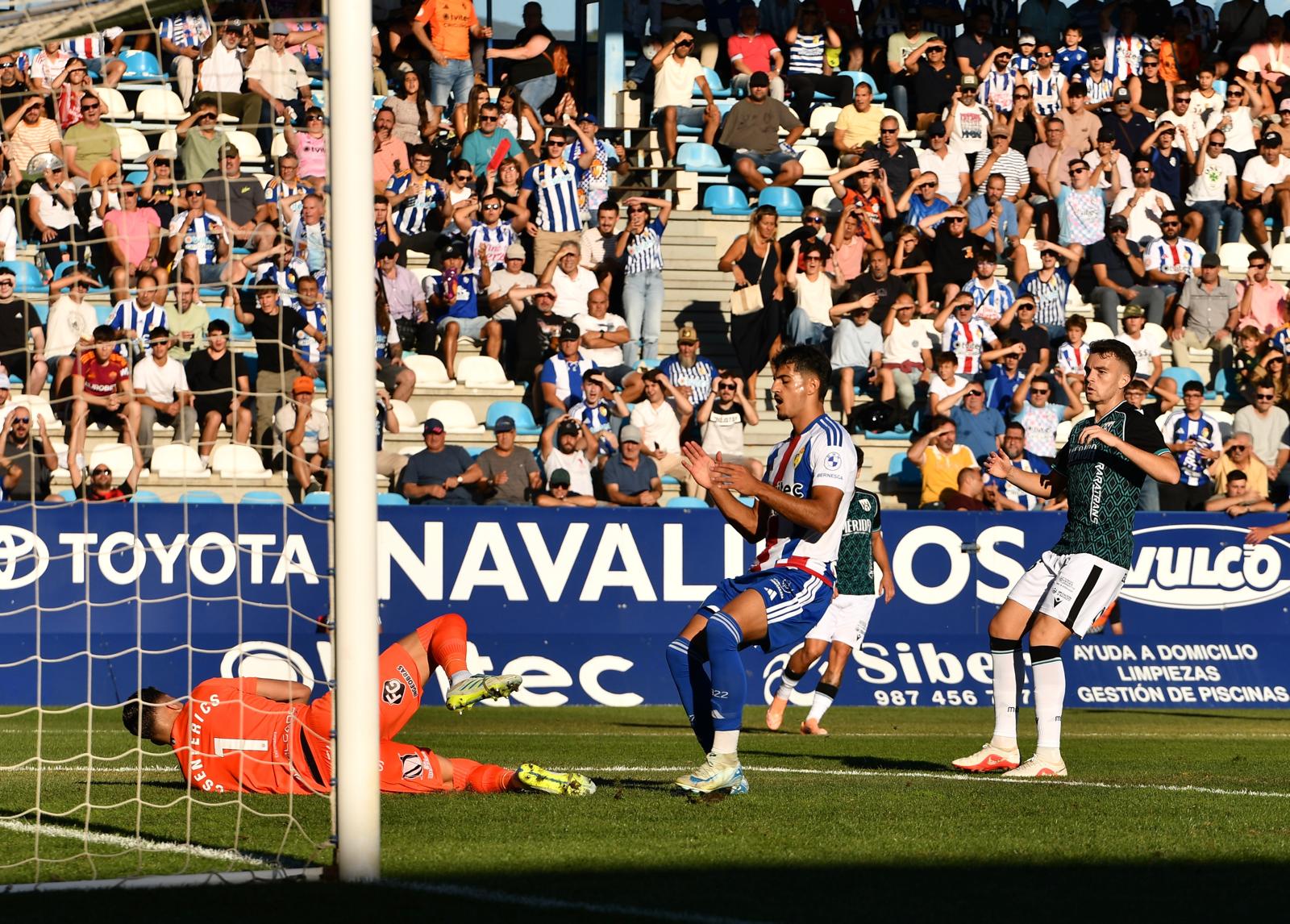 La Deportiva se llevó la victoria ante el Mérida tras jugar con uno menos toda la segunda parte. QUINITO (13)