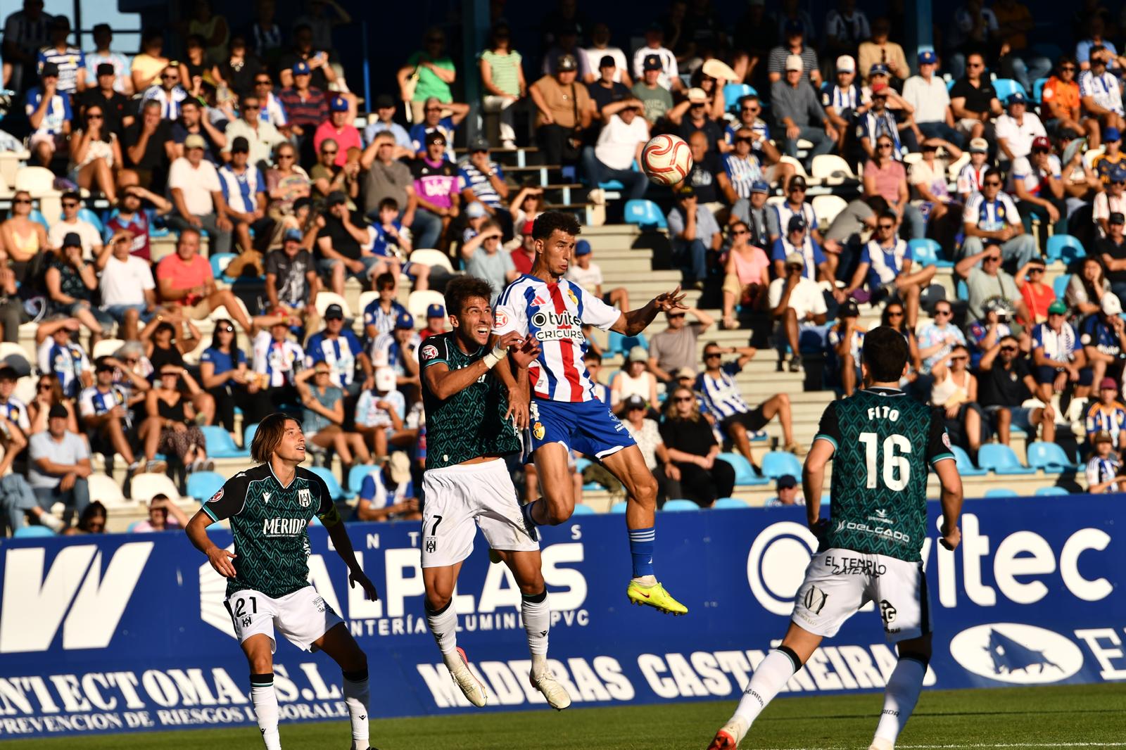 La Deportiva se llevó la victoria ante el Mérida tras jugar con uno menos toda la segunda parte. QUINITO (14)