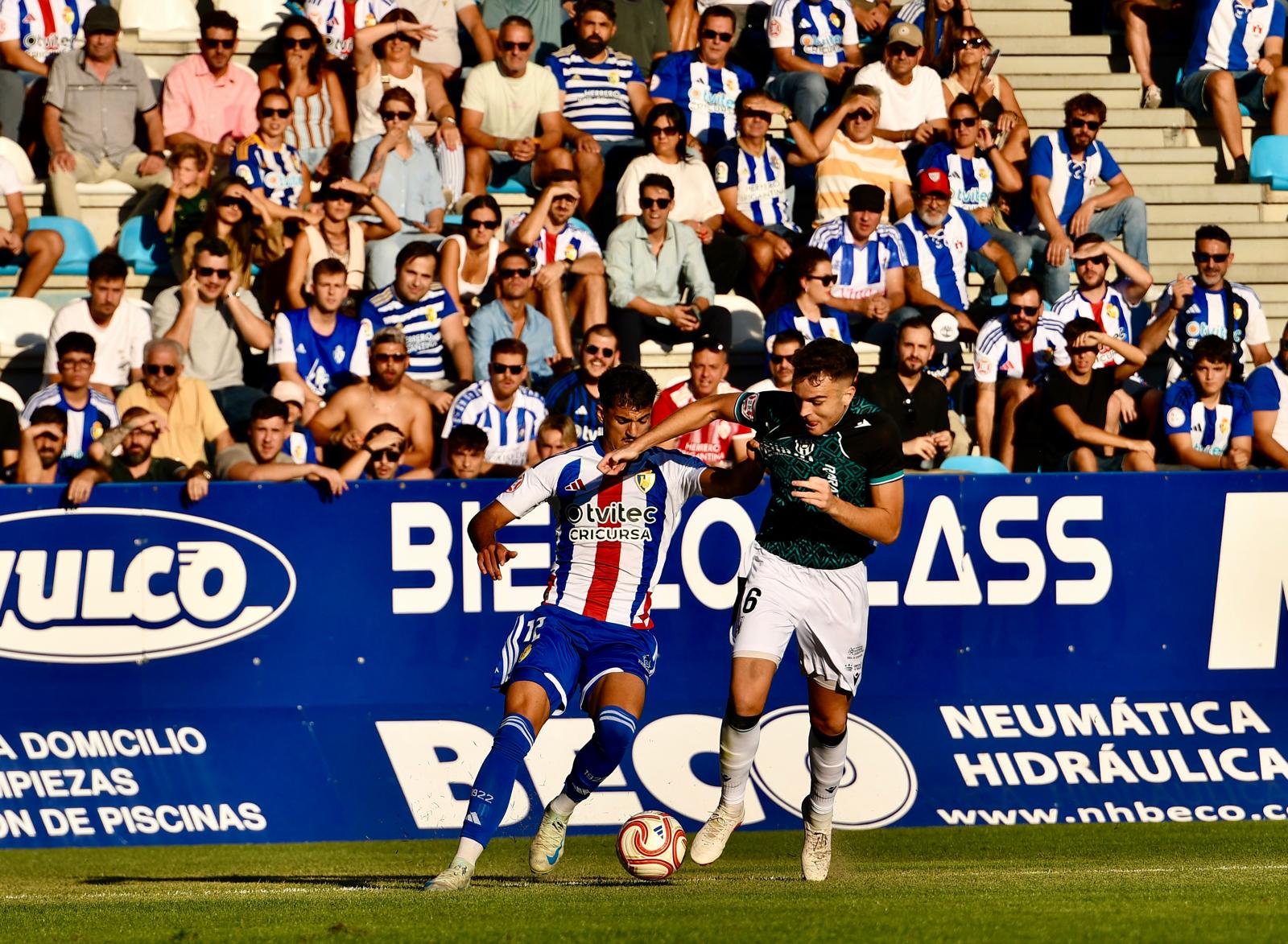 La Deportiva se llevó la victoria ante el Mérida tras jugar con uno menos toda la segunda parte. QUINITO (17)
