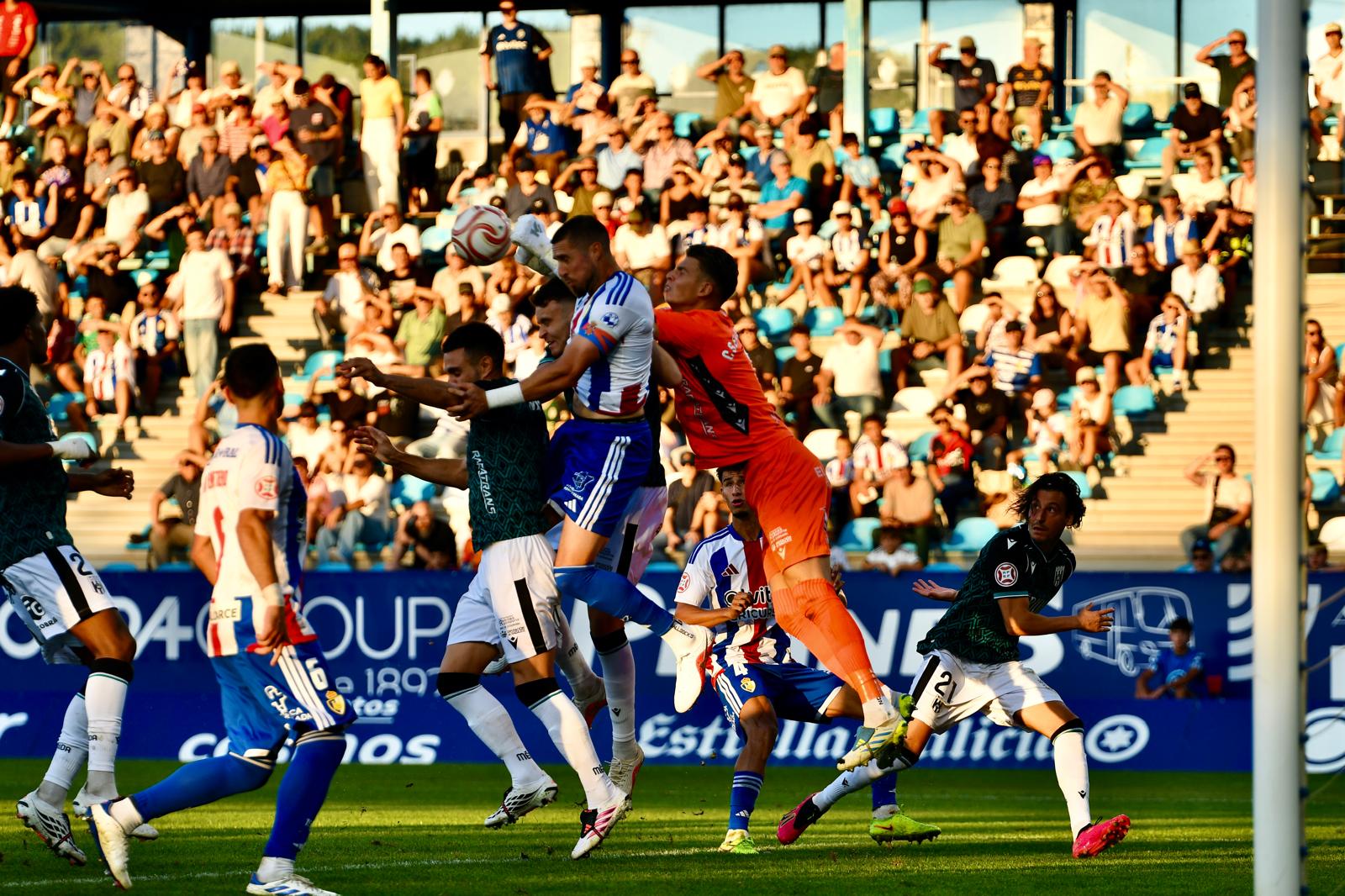 La Deportiva se llevó la victoria ante el Mérida tras jugar con uno menos toda la segunda parte. QUINITO (24)