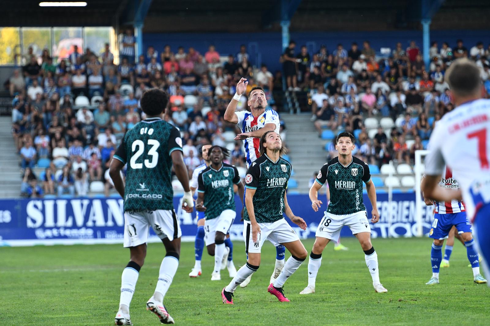 La Deportiva se llevó la victoria ante el Mérida tras jugar con uno menos toda la segunda parte. QUINITO (27)