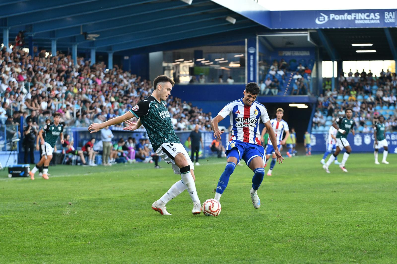 La Deportiva se llevó la victoria ante el Mérida tras jugar con uno menos toda la segunda parte. QUINITO (29)