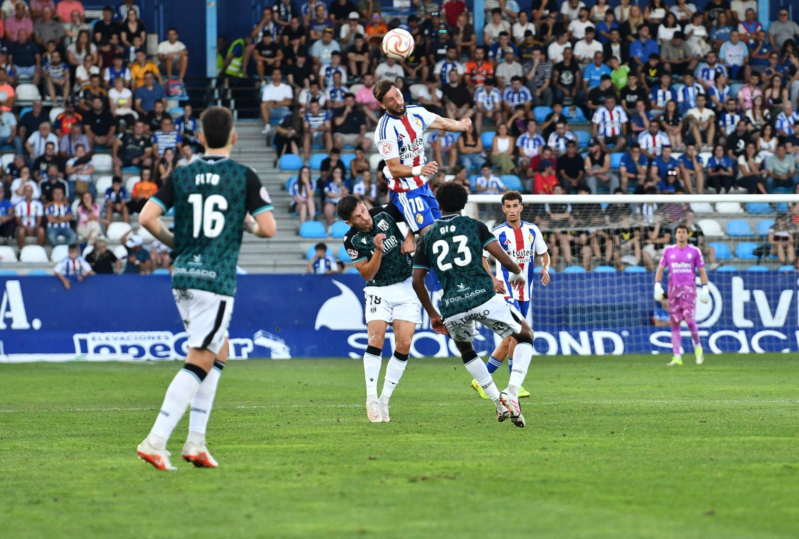 La Deportiva se llevó la victoria ante el Mérida tras jugar con uno menos toda la segunda parte. QUINITO (33)