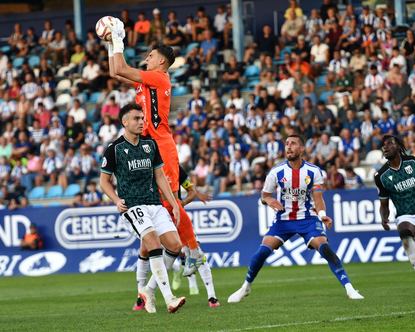 La Deportiva se llevó la victoria ante el Mérida tras jugar con uno menos toda la segunda parte. QUINITO (34)