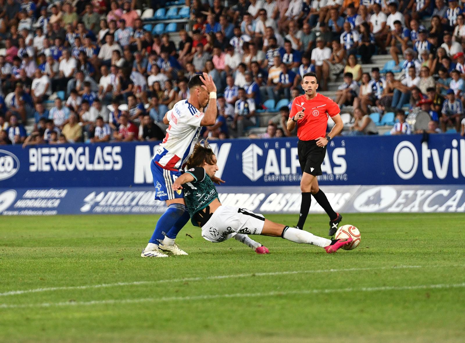 La Deportiva se llevó la victoria ante el Mérida tras jugar con uno menos toda la segunda parte. QUINITO (35)