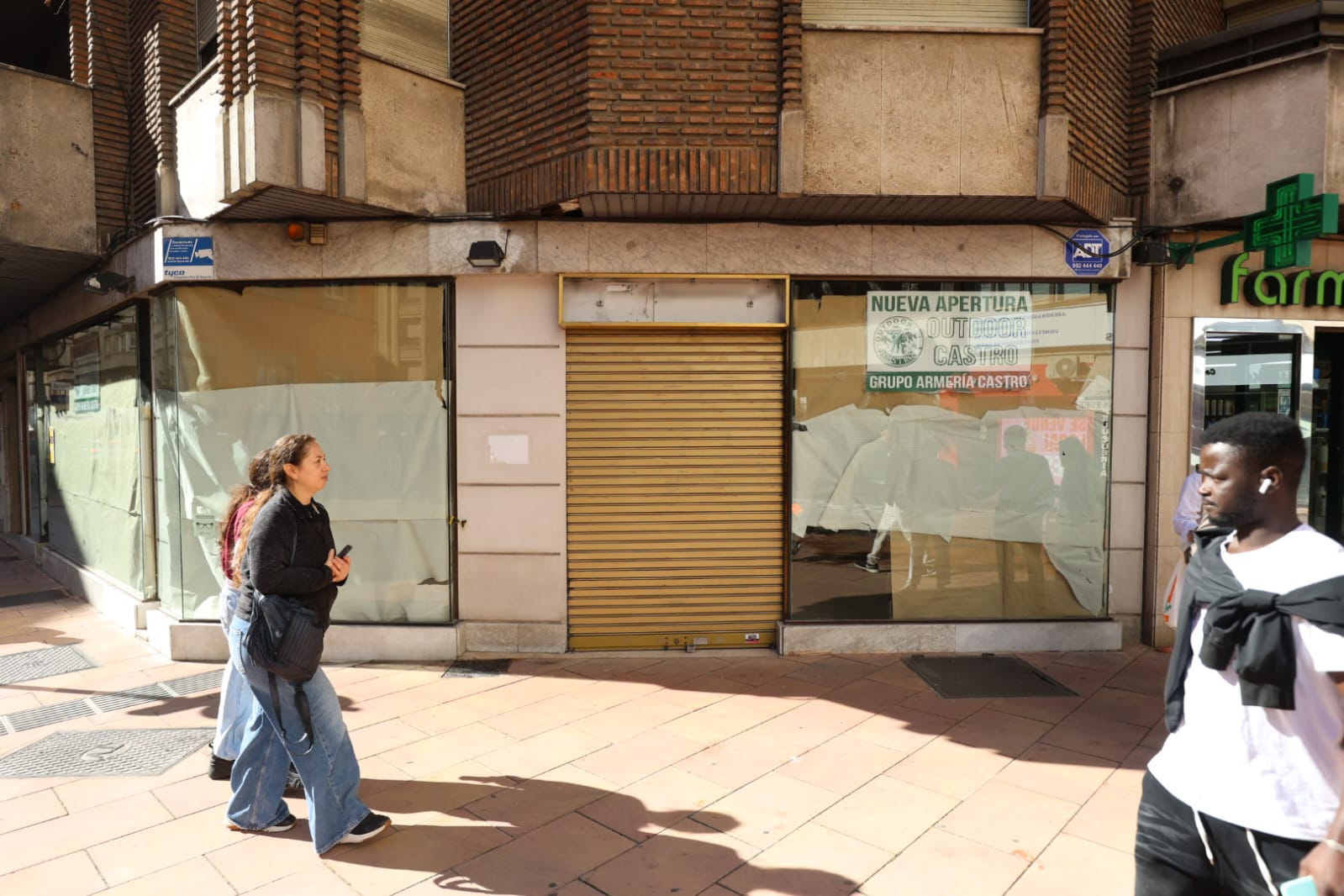 El local comercial que ocupará Armería Castro en Alfonso V. | FERNANDO OTERO