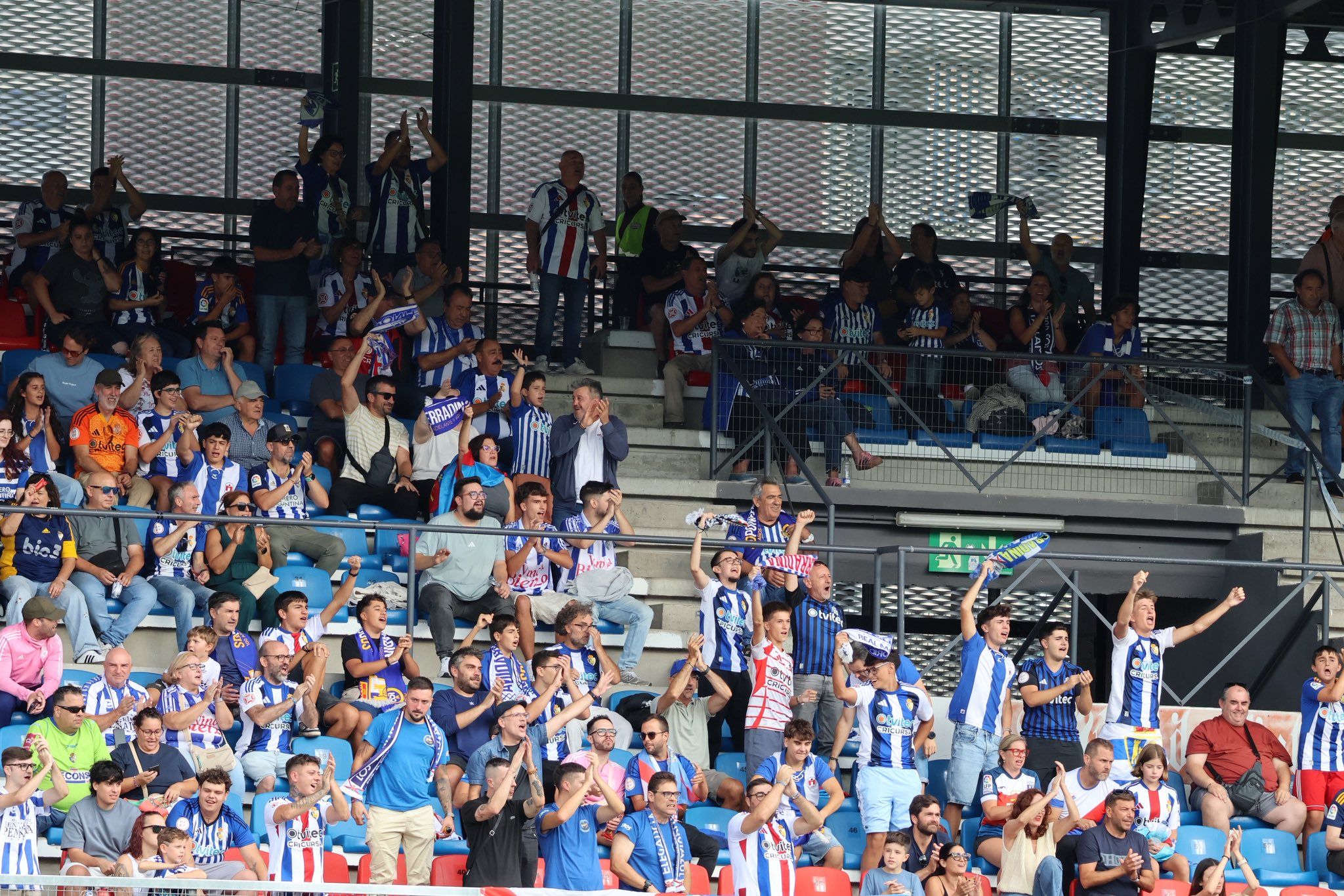 La afición de la Ponferradina en O Couto en el primer desplazamiento de la temporada. OURENSE La afición de la Ponferradina en O Couto en el primer desplazamiento de la temporada. OURENSE