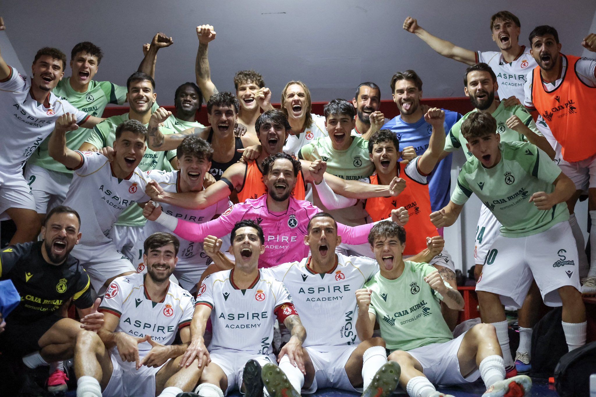 Los jugadores de la Cultural celebran el triunfo frente al Extremadura. | CYD