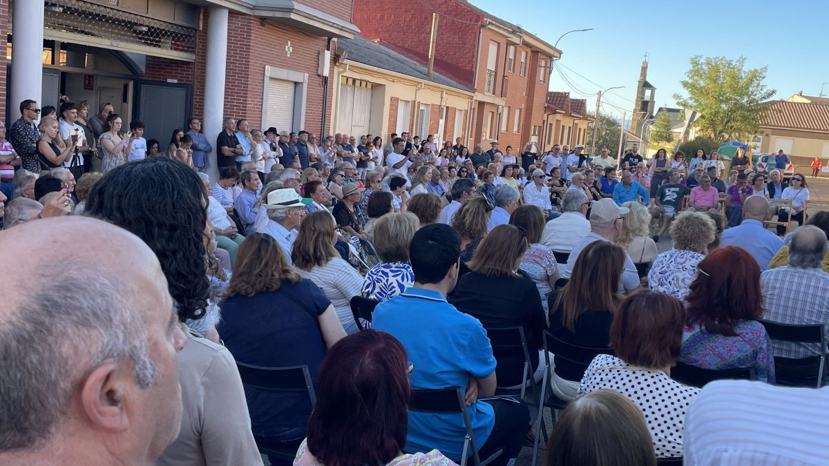 La plaza de San Justo de la Vega estaba abarrotada para homenajear a la familia de su paisano, Sendo / F. FERNÁNDEZ La plaza de San Justo de la Vega estaba abarrotada para homenajear a la familia de su paisano, Sendo / F. FERNÁNDEZ