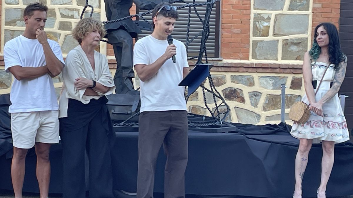 La familia de Sendo y la autora de la obra durante la inauguración. La familia de Sendo y la autora de la obra durante la inauguración.