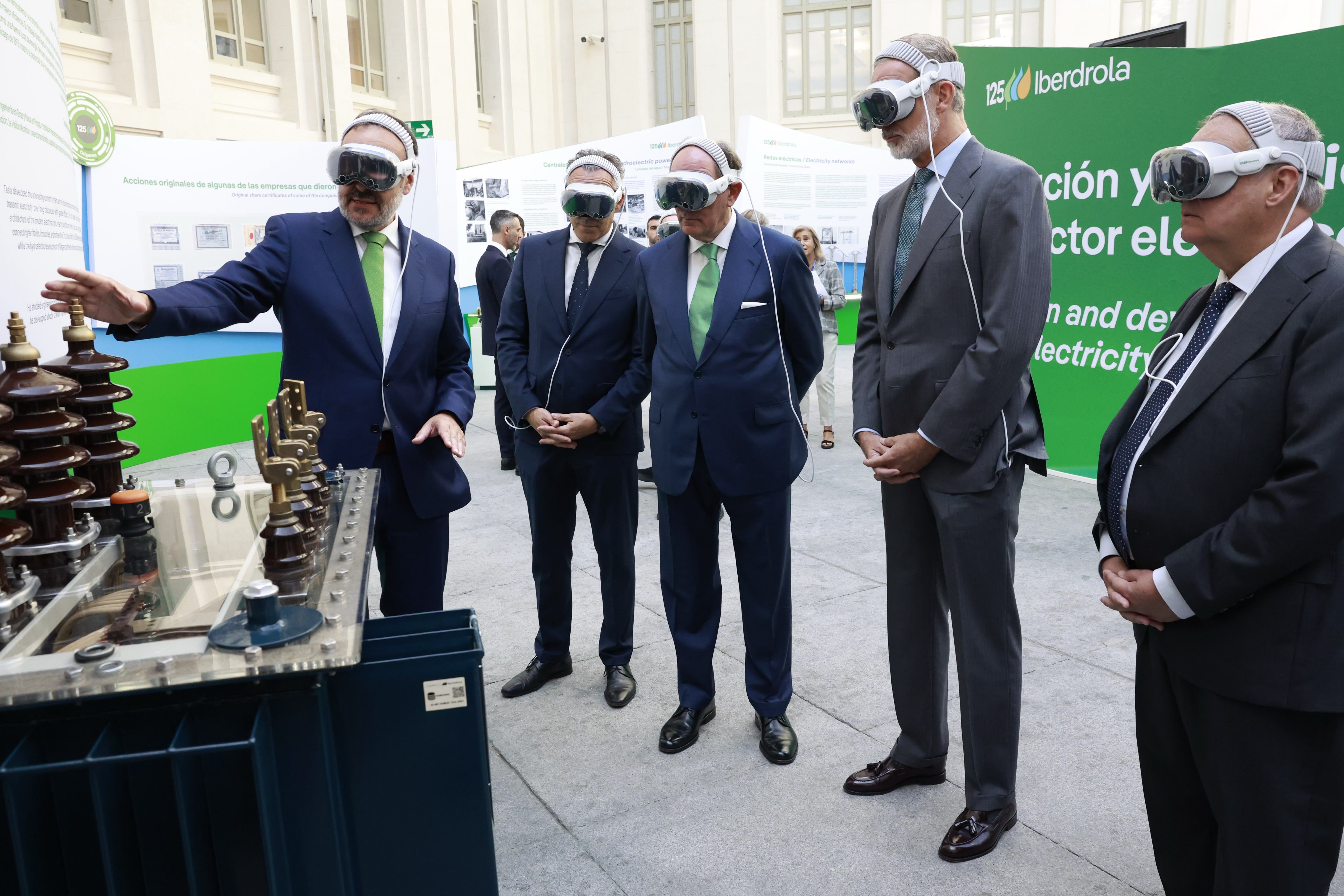 S.M Felipe VI visita junto al presidente de Iberdrola, Ignacio Galán, la exposición Un viaje electrizante una experiencia inmersiva Iberdrola