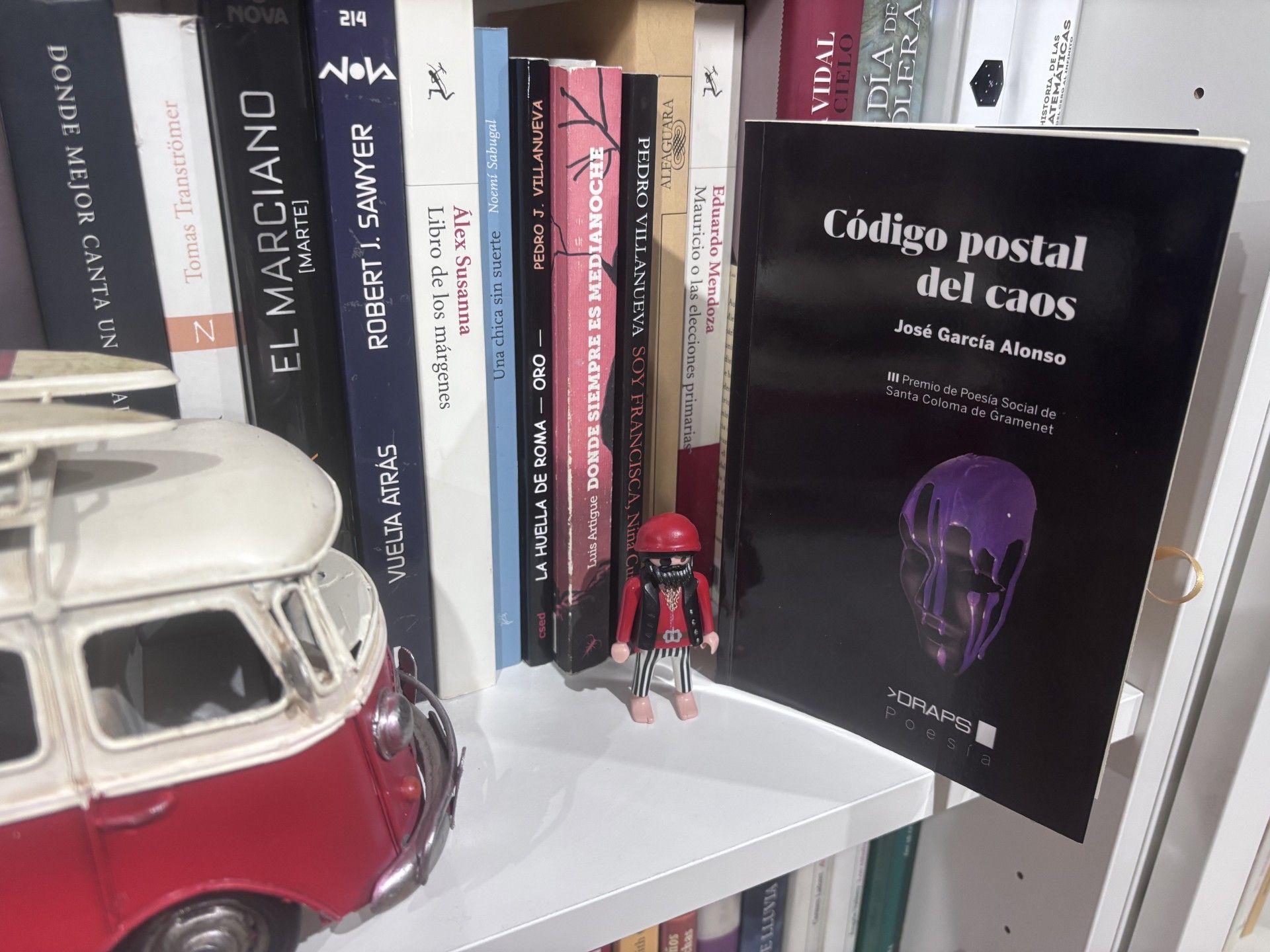 Portada del libro protagonista en la estantería de Ruy. 