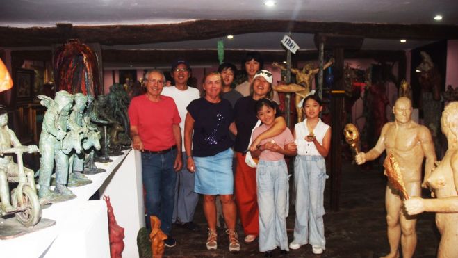 El autor con una visita a su estudio.| Ramón Cela. El autor con una visita a su estudio.| Ramón Cela.