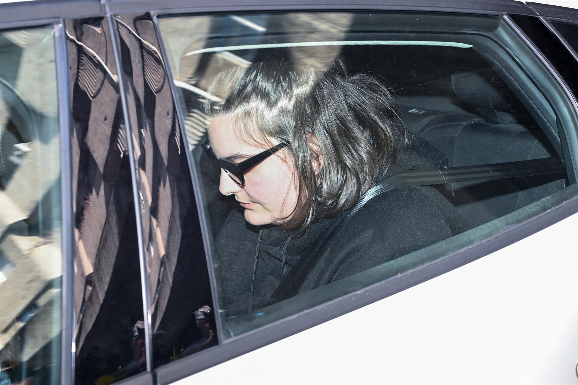 Una de las hijas del expresidente del Gobierno José Luis Rodríguez Zapatero a su salida de las oficinas de la empresa What The Fav. | GUSTAVO PUERTA (Europa Press)