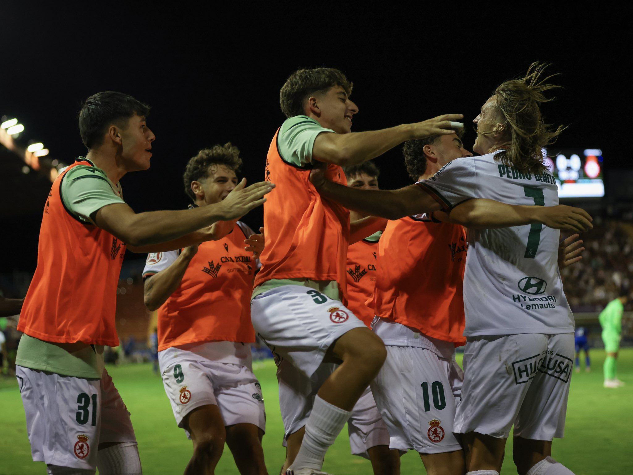 Los jugadores de la Cultural se abrazan a Pedro Benito para celebrar el gol en Extremadura. | CYD Los jugadores de la Cultural se abrazan a Pedro Benito para celebrar el gol en Extremadura. | CYD