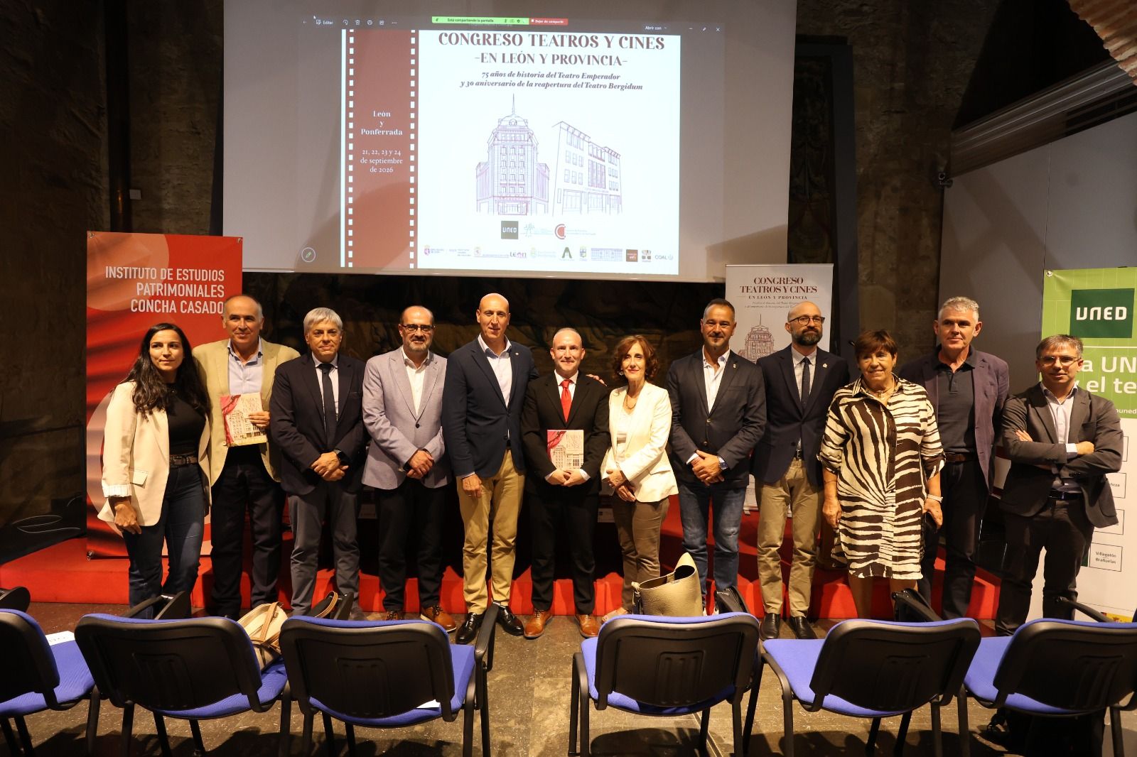 Fotografía de familia de los participantes en el acto inaugural del Congreso 'Teatros y cines en León y provincia'. | FERNANDO OTERO