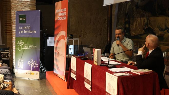 David Rubio acompañó a Jorge Martínez Montero en la presentación del libro 'Teatros y cines leoneses'. FERNANDO OTERO David Rubio acompañó a Jorge Martínez Montero en la presentación del libro 'Teatros y cines leoneses'. FERNANDO OTERO