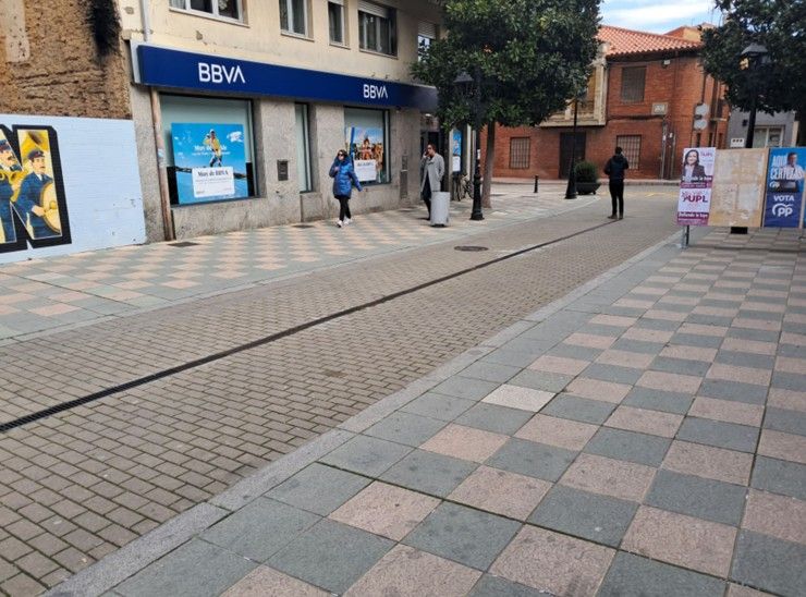 Vista de la Calle Mayor de Valencia de Don Juan que será renovada. | L.N.C.