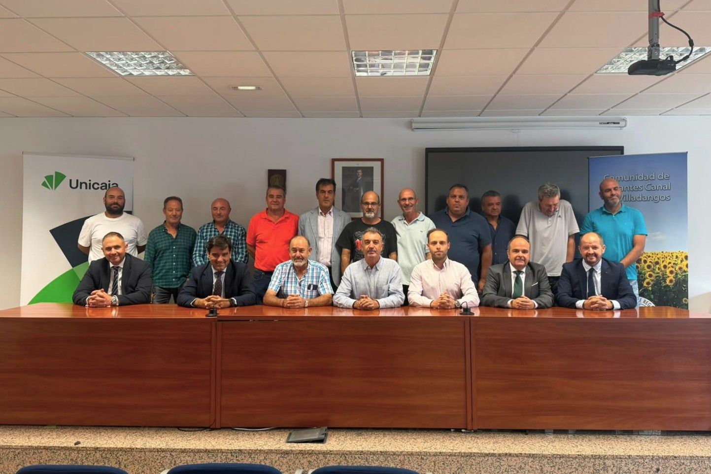 Foto de familia de la presentación del acuerdo de colaboración entre Unicaja y la Comunidad de Regantes de Villadangos