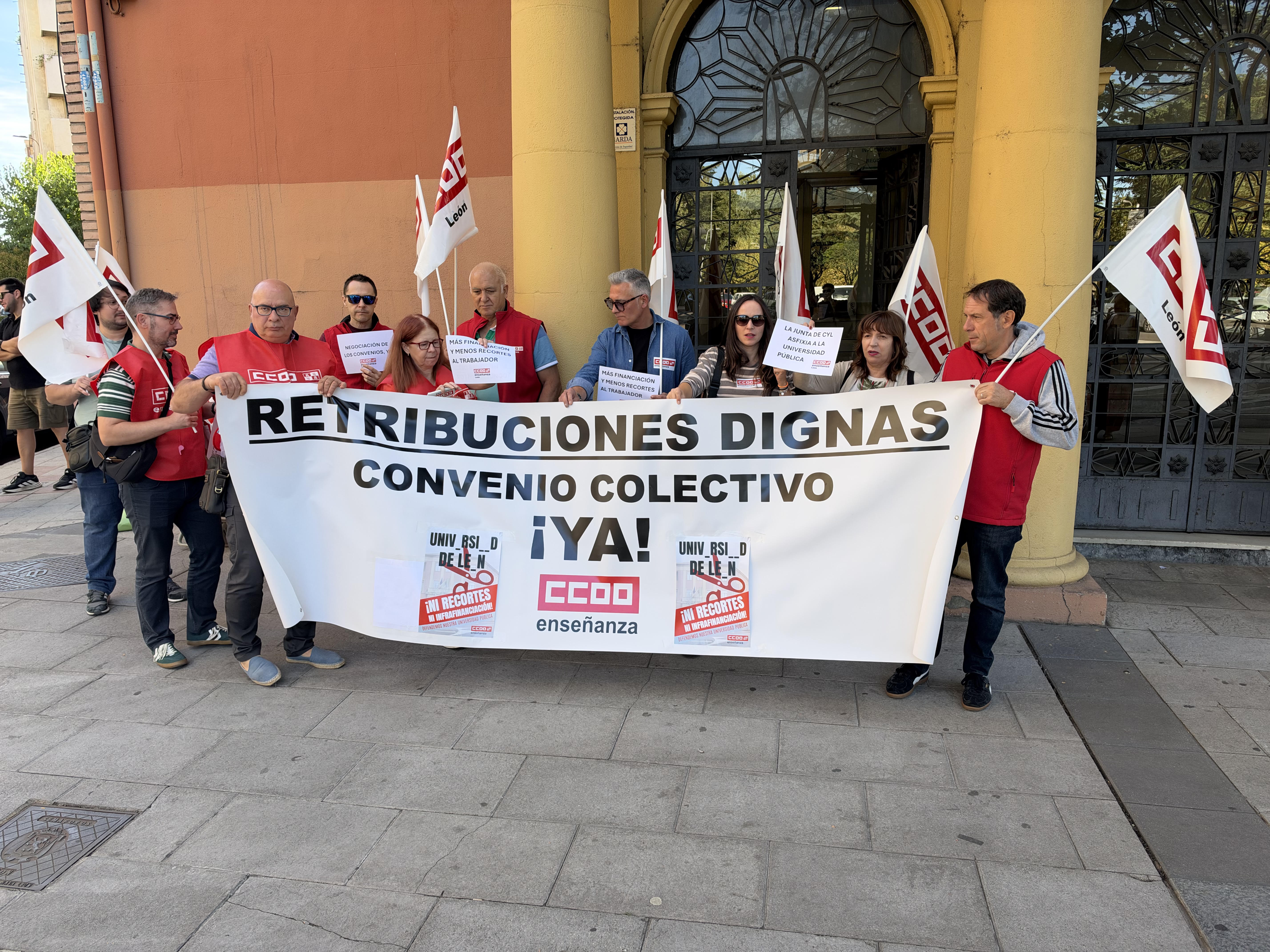 Un instante de la protesta convocada por CCOO Enseñanza para mostrar su rechazo al Plan de Recortes de la ULE. | PABLO ÁLVAREZ