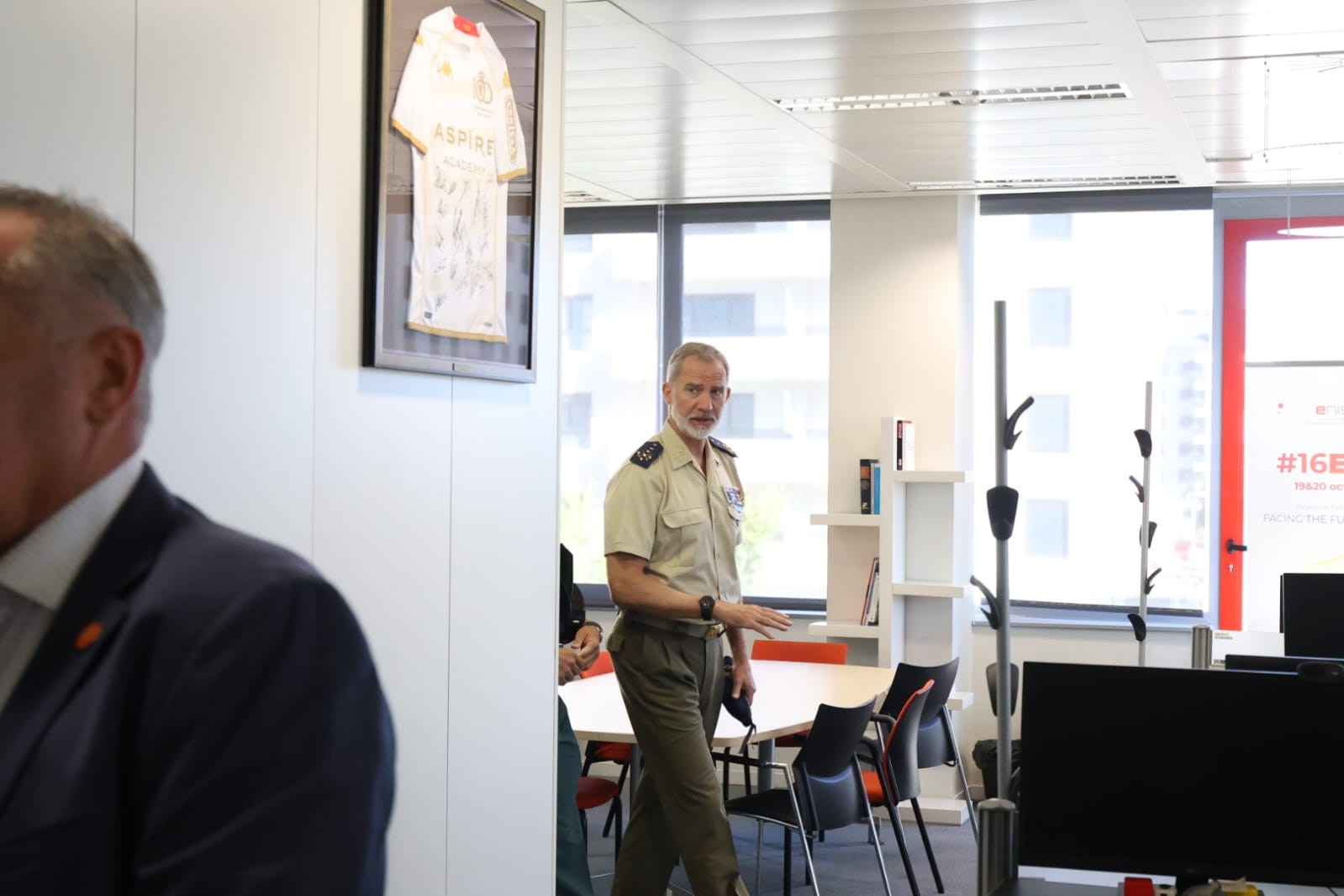 El rey Felipe VI, junto a una camiseta de la Cultural en su visita la Cibercomandancia de la Guardia Civil, en León. | FERNANDO OTERO