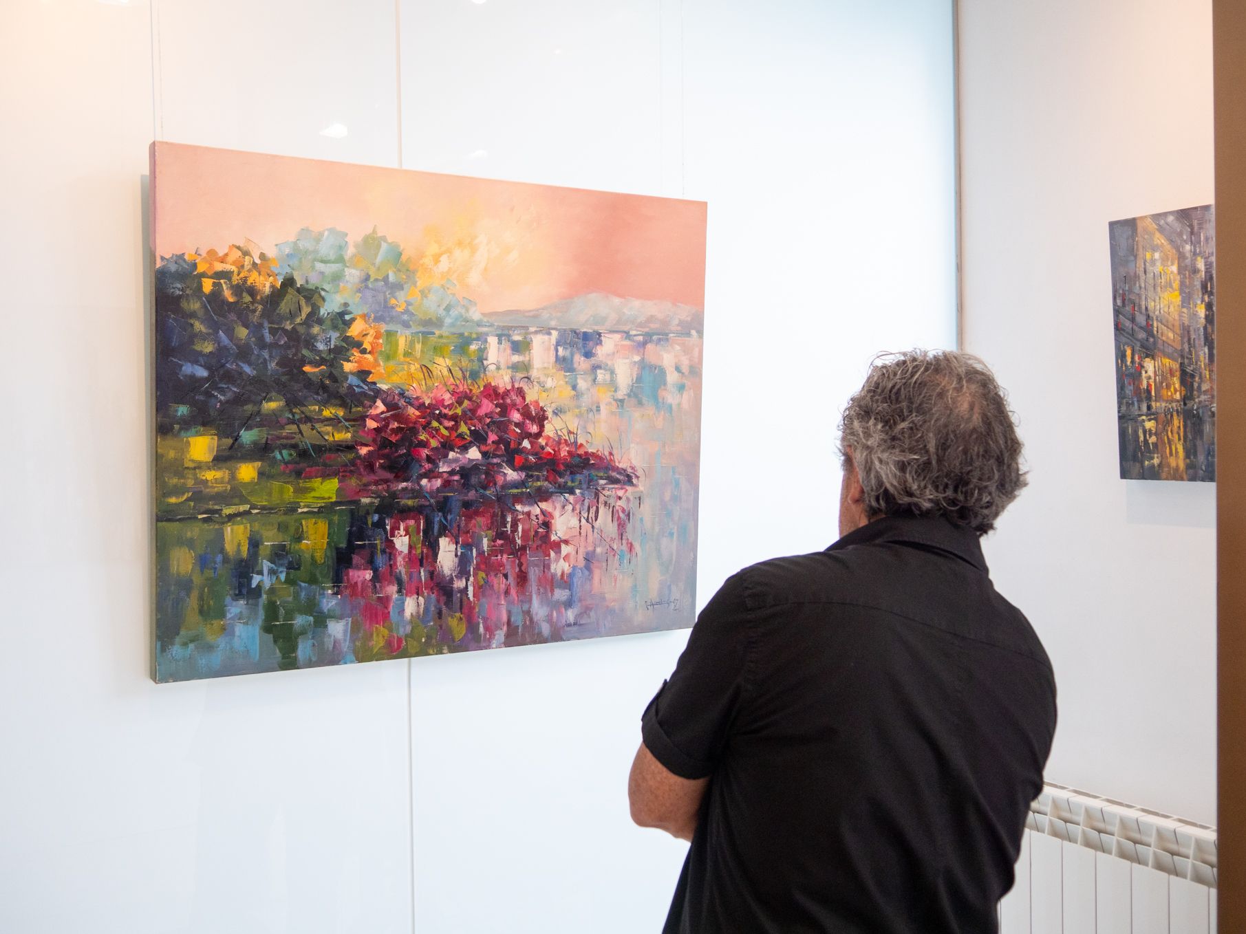 Contemplando la obra de José Domínguez ‘El color de la primavera’. | VICENTE GARCÍA