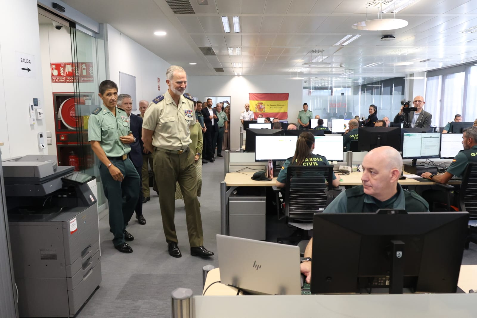 El rey Felipe VI visitó este martes la Cibercomandancia de la Guardia Civil, en León. | FERNANDO OTERO
