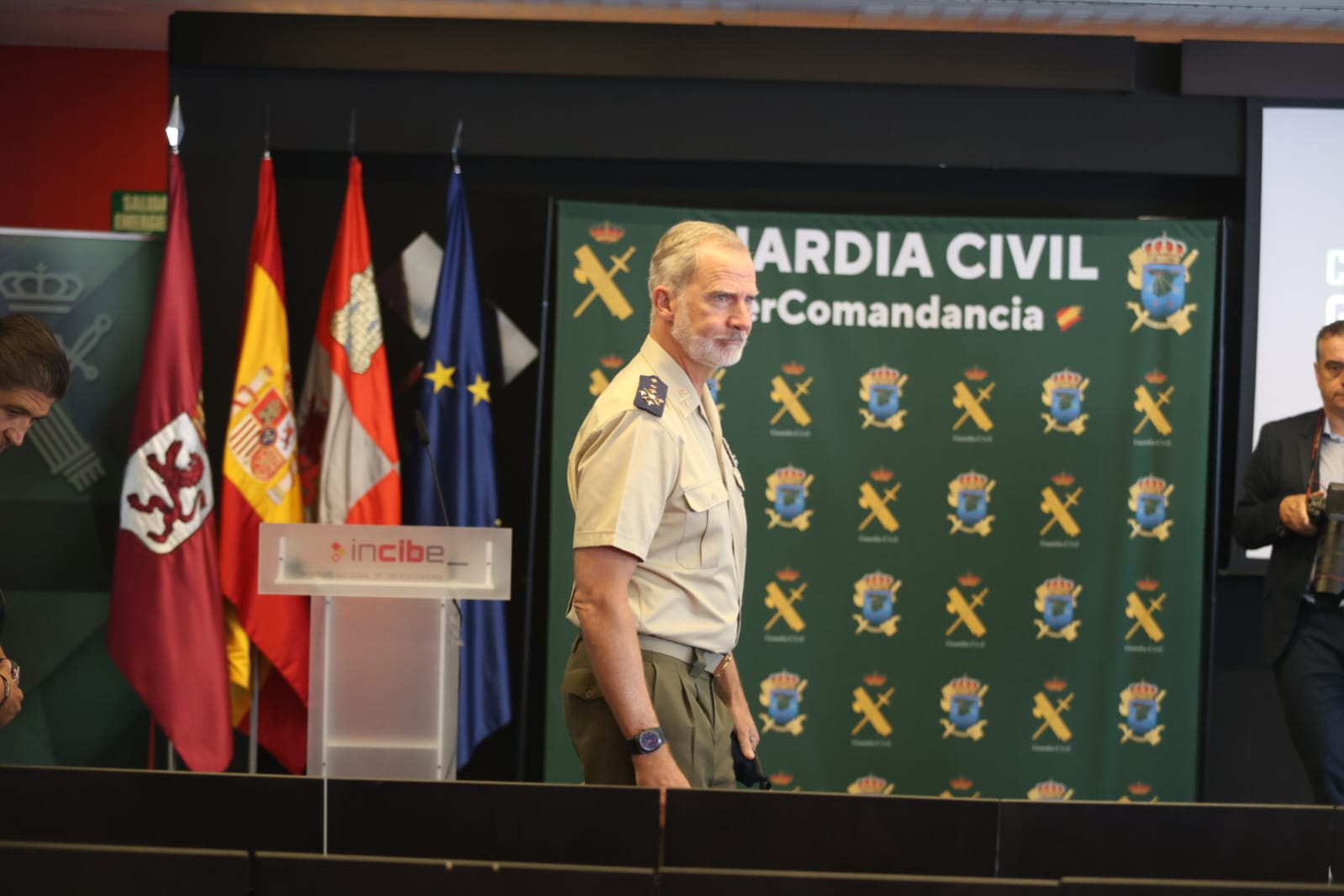 El rey Felipe VI visitó este martes la Cibercomandancia de la Guardia Civil, en León. | FERNANDO OTERO El rey Felipe VI visitó este martes la Cibercomandancia de la Guardia Civil, en León. | FERNANDO OTERO
