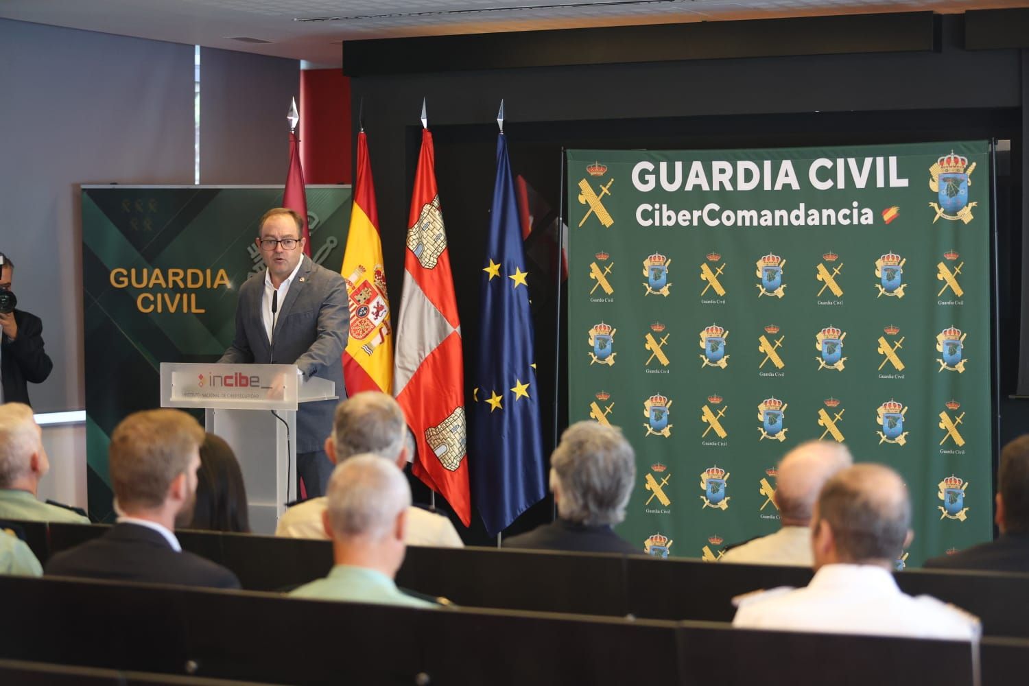 El rey Felipe VI visitó este martes la Cibercomandancia de la Guardia Civil, en León. | FERNANDO OTERO