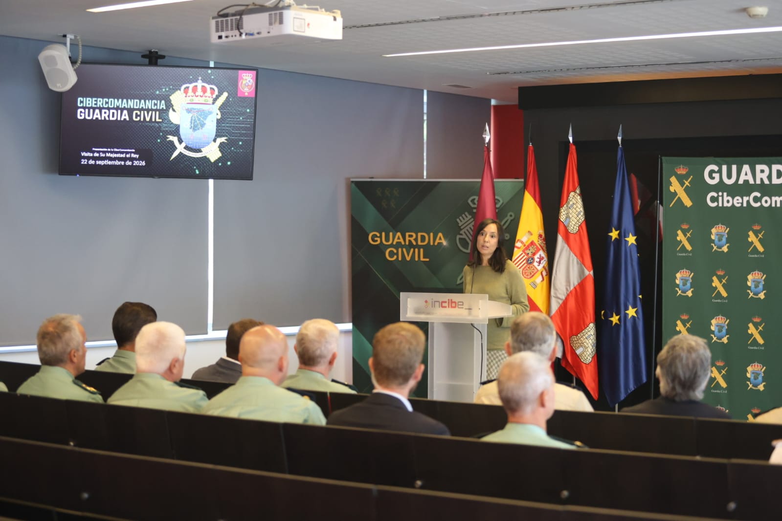 El rey Felipe VI visitó este martes la Cibercomandancia de la Guardia Civil, en León. | FERNANDO OTERO