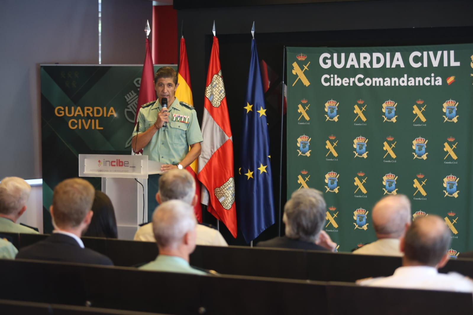 El rey Felipe VI visitó este martes la Cibercomandancia de la Guardia Civil, en León. | FERNANDO OTERO