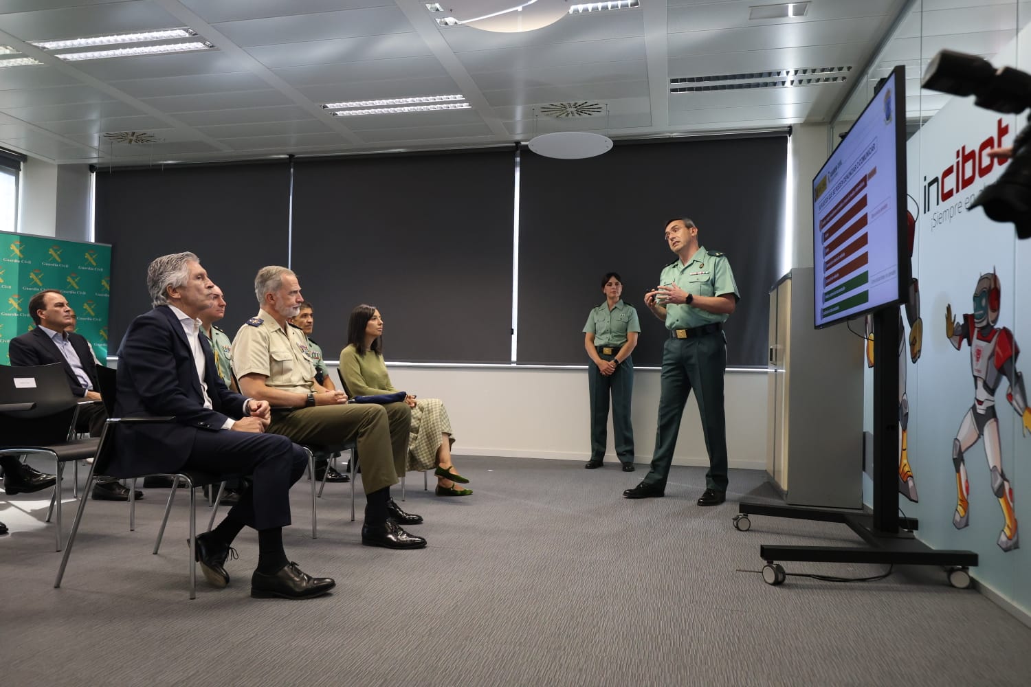 El rey Felipe VI visitó este martes la Cibercomandancia de la Guardia Civil, en León. | FERNANDO OTERO