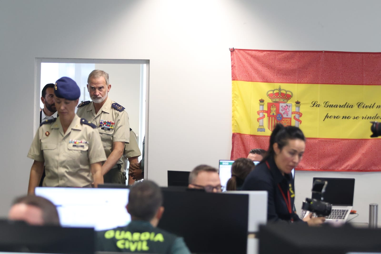 El rey Felipe VI visitó este martes la Cibercomandancia de la Guardia Civil, en León. | FERNANDO OTERO