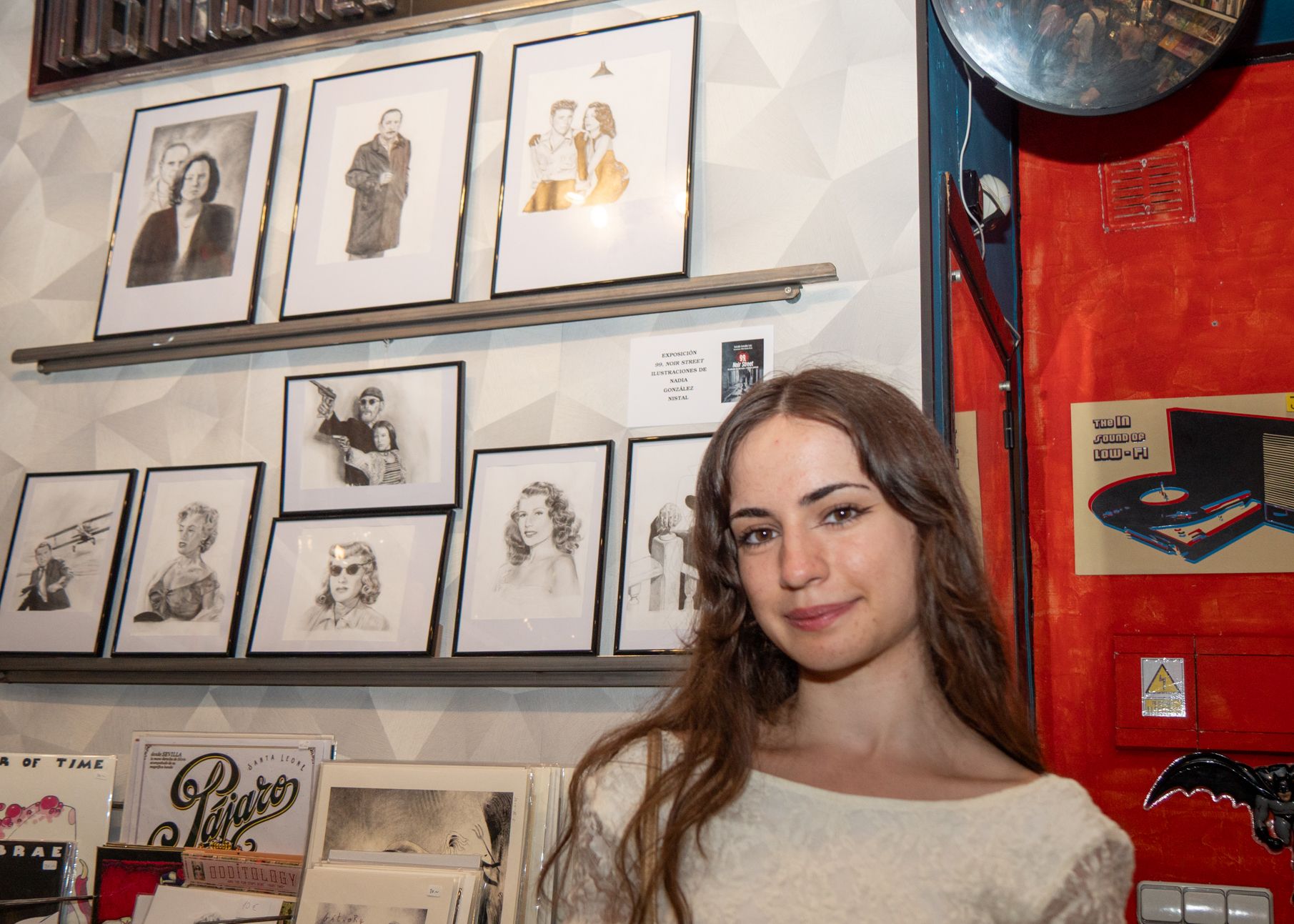 Nadia González Nistal ante sus ilustraciones expuestas en Elektra Cómics. | VICENTE GARCÍA