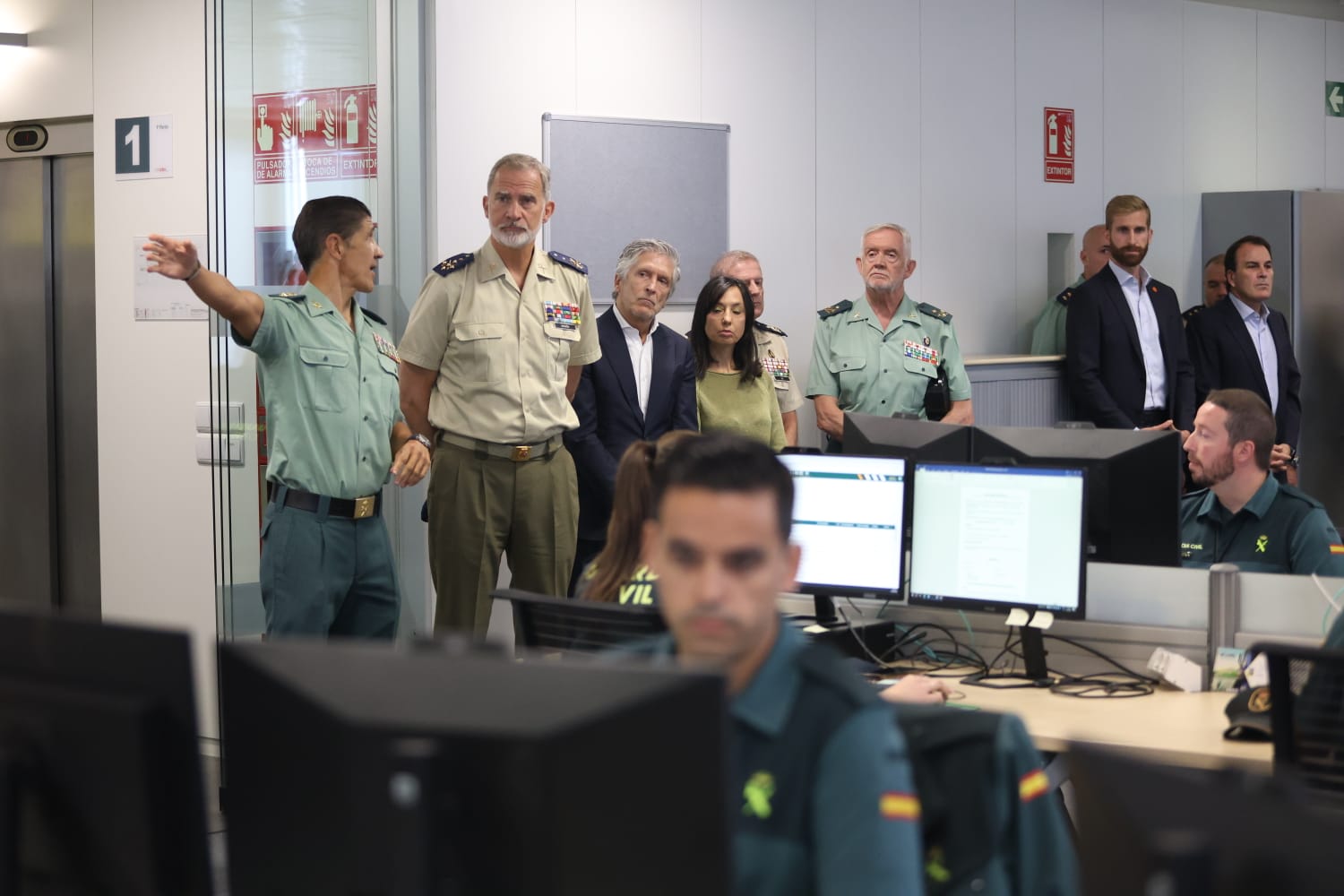 El rey Felipe VI visitó este martes la Cibercomandancia de la Guardia Civil, en León. | FERNANDO OTERO