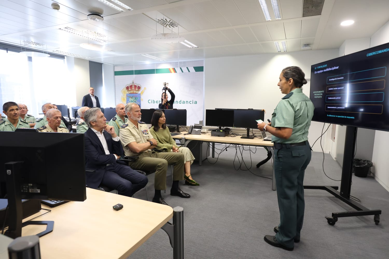 El rey Felipe VI visitó este martes la Cibercomandancia de la Guardia Civil, en León. | FERNANDO OTERO