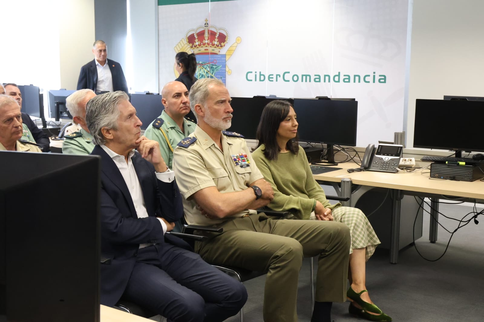 El rey Felipe VI visitó este martes la Cibercomandancia de la Guardia Civil, en León. | FERNANDO OTERO