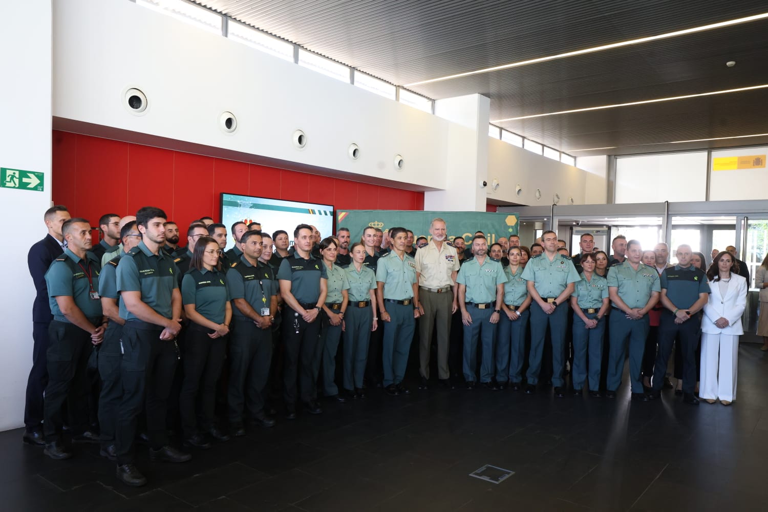 El rey Felipe VI visitó este martes la Cibercomandancia de la Guardia Civil, en León. | FERNANDO OTERO