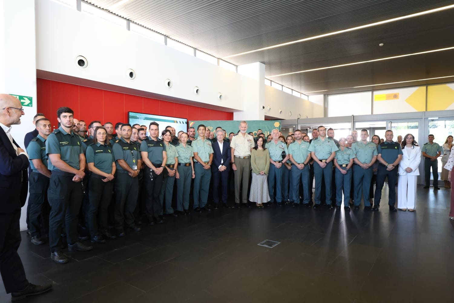 El rey Felipe VI visitó este martes la Cibercomandancia de la Guardia Civil, en León. | FERNANDO OTERO