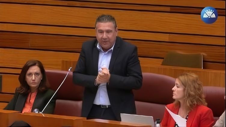 Un momento de la intervención de Luis Mariano Santos (UPL) en las Cortes. 