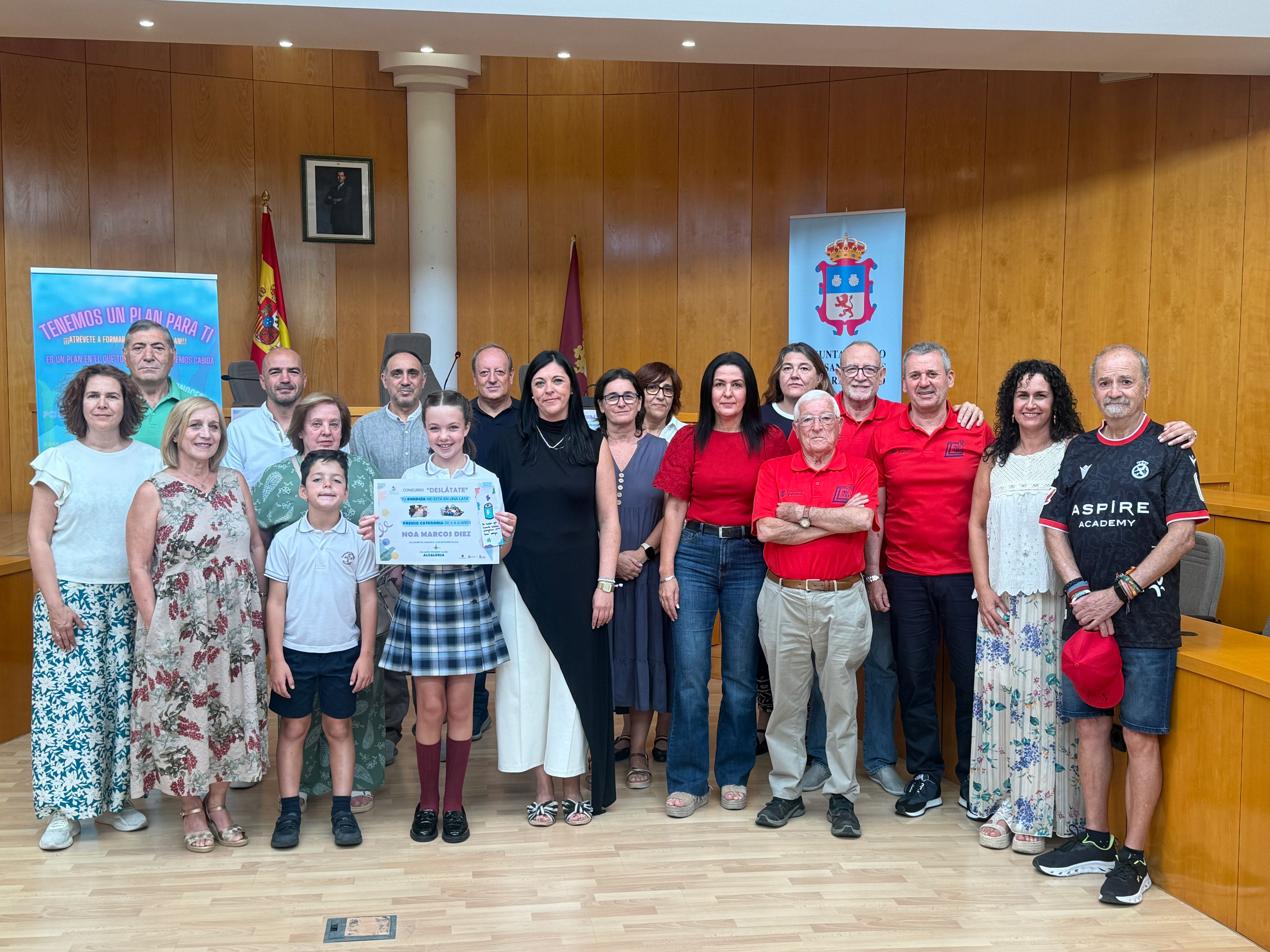 Foto de familia de los participantes en la entrega del premio a Noa Marcos Diez. | L.N.C. Foto de familia de los participantes en la entrega del premio a Noa Marcos Diez. | L.N.C.