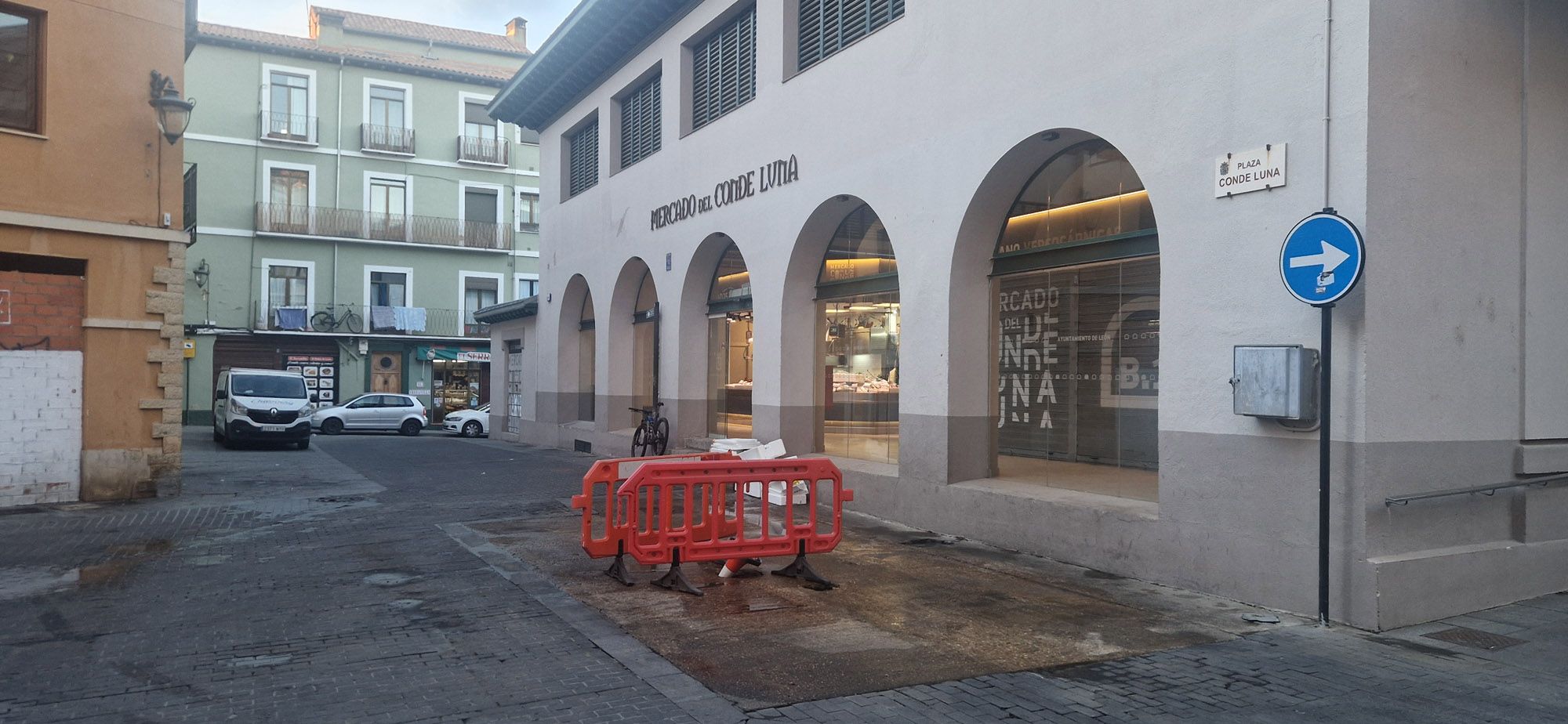 Lugar en el que se ubicaba hasta este martes el contenedor compactador que daba servicio al entorno del Mercado del Conde Luna. | LNC