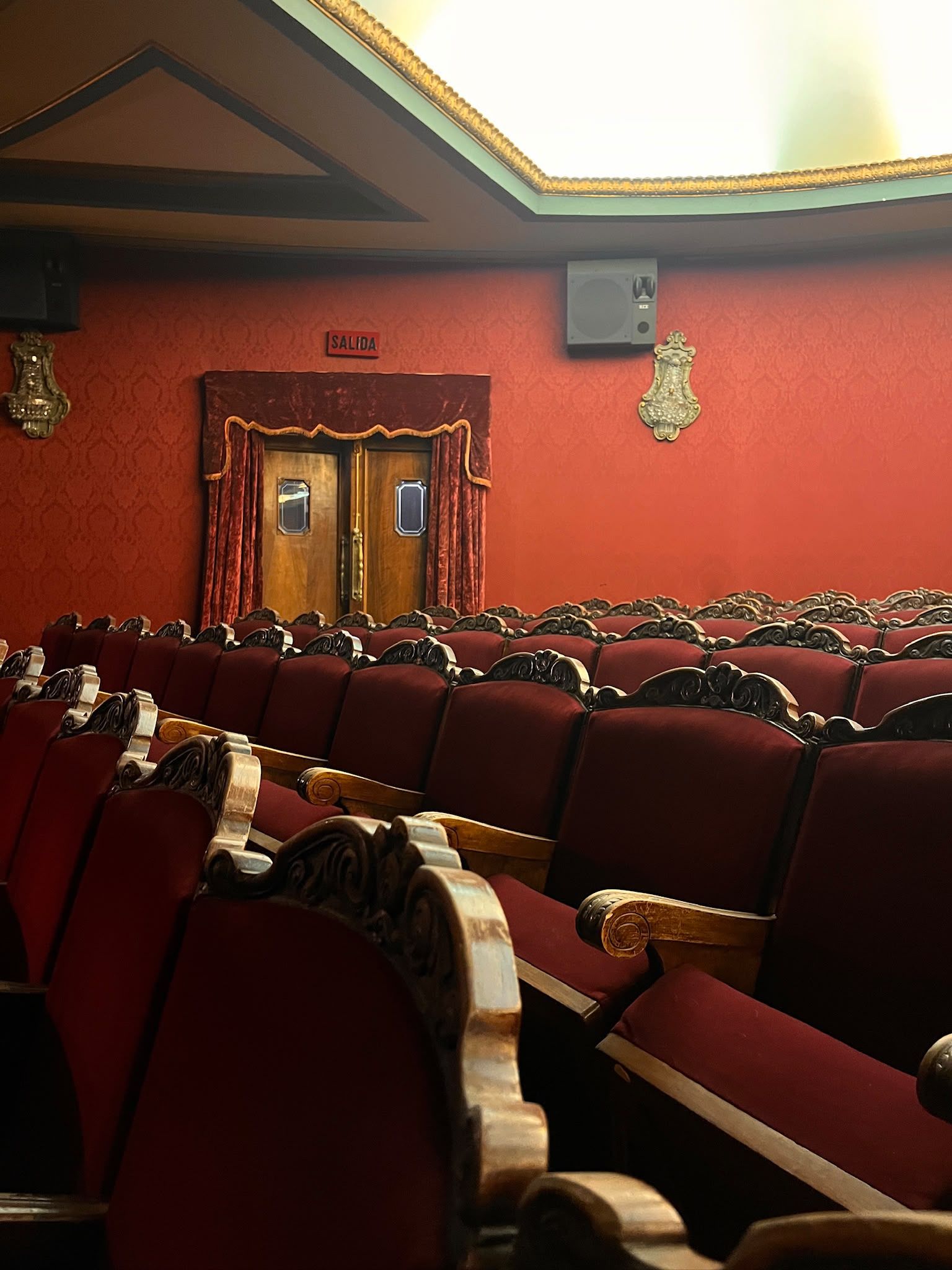 Estado del Teatro Emperador el día de su 75 aniversario (9)